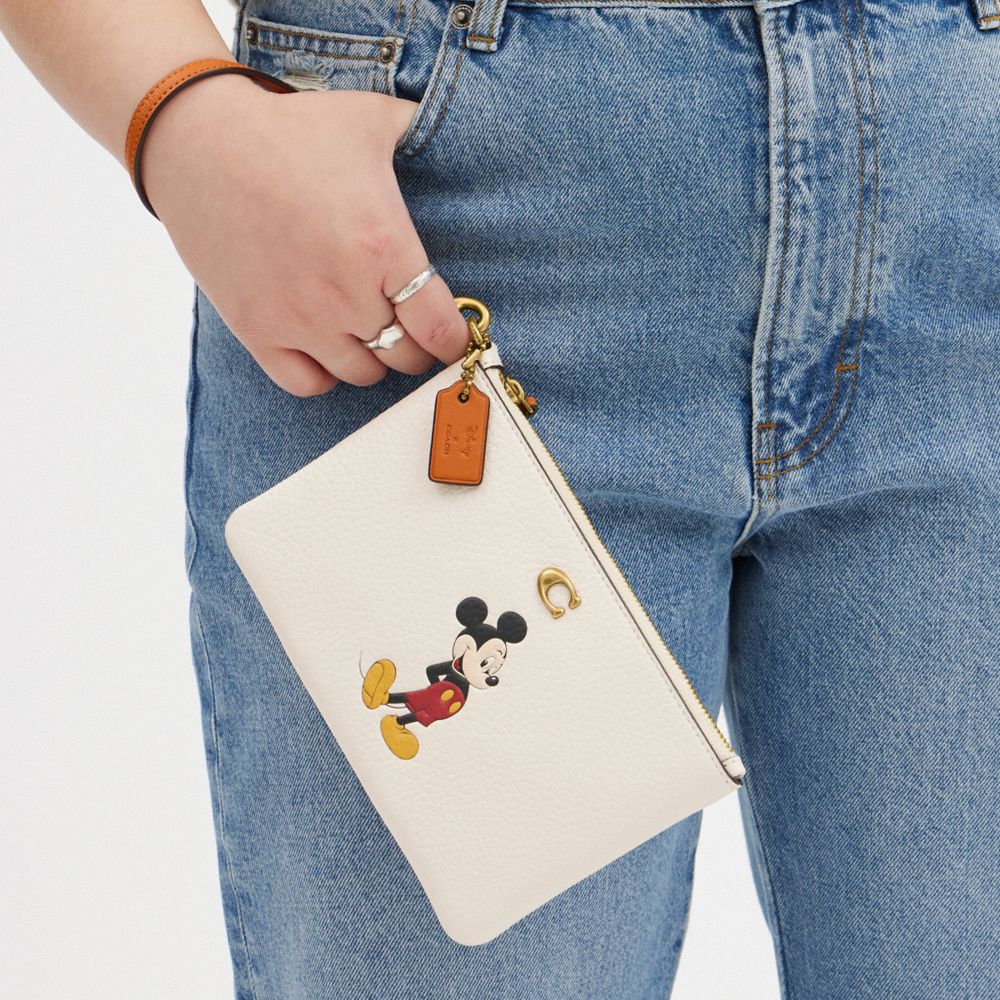 COACH®,【DISNEY X COACH 】スモール リストレット / リジェネラティブ レザー / ミッキーマウス,ポーチ＆小物入れ,ﾌﾞﾗｽ/ﾁｮｰｸ ﾏﾙﾁ