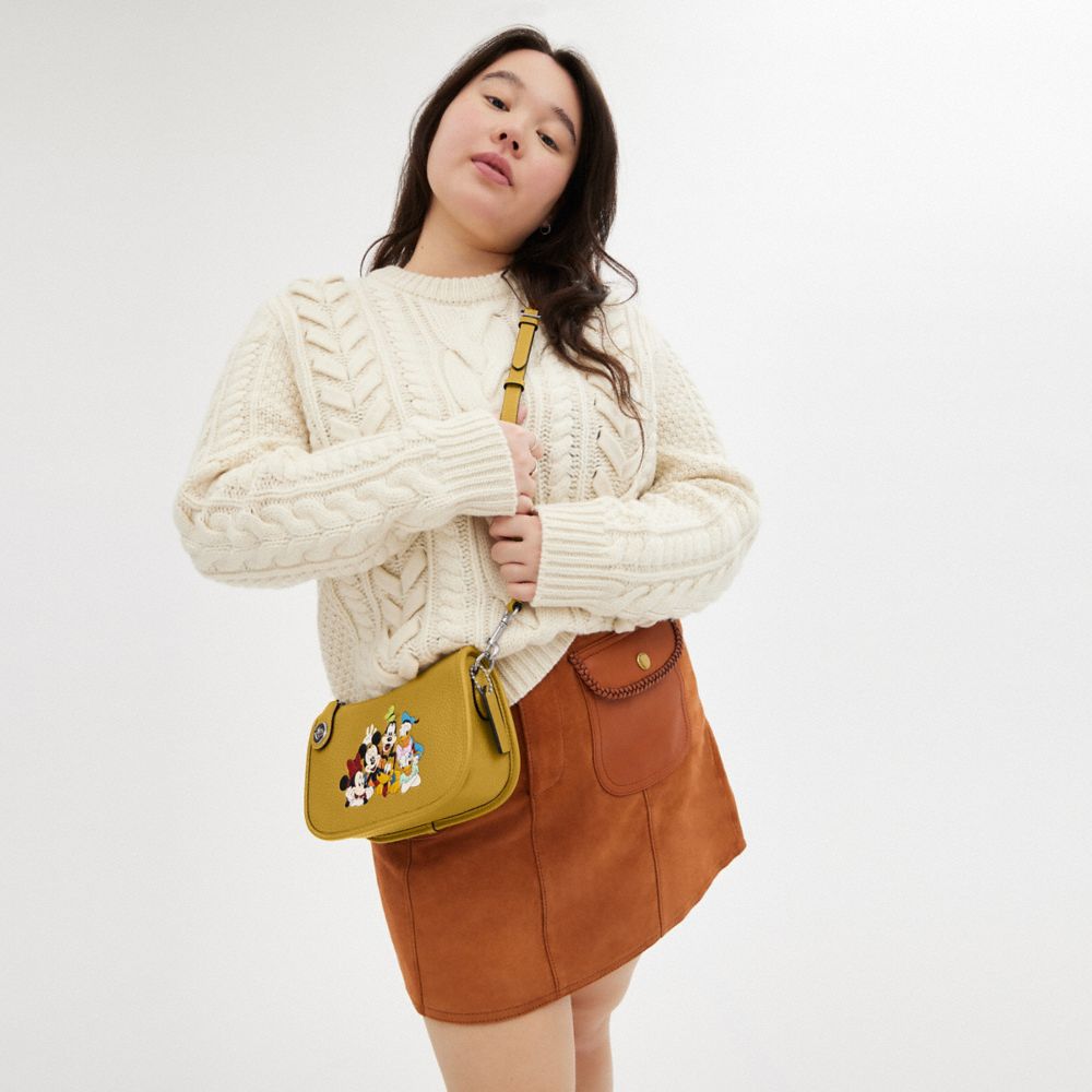 COACH®,SWINGER EN CUIR RÉGÉNÉRATIF DISNEY X COACH AVEC MICKEY MOUSE ET SES AMIS,Cuir tanné,Argent/Lin cultivé multi