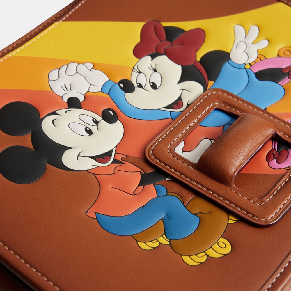 【公式】コーチ - 【Disney X COACH 】クーリエ バッグ / ミッキーマウス アンド ミニーマウス - レディース - ブラス/バーニッシュド アンバー マルチ - ギフト プレゼント