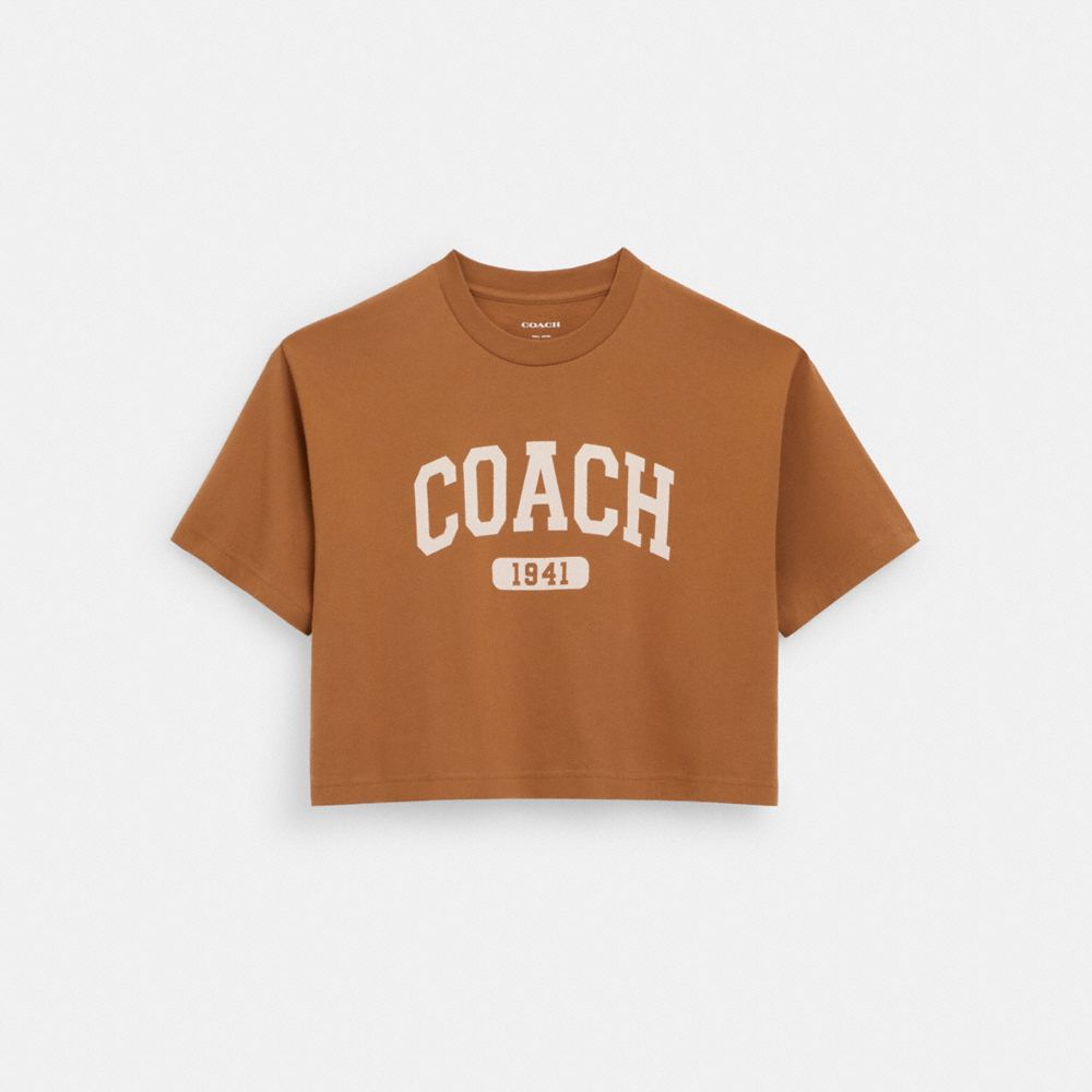 COACH®,ヴァーシティ クロップド Tシャツ,トップス&ワンピース,ﾗｲﾄ ｻﾄﾞﾙ