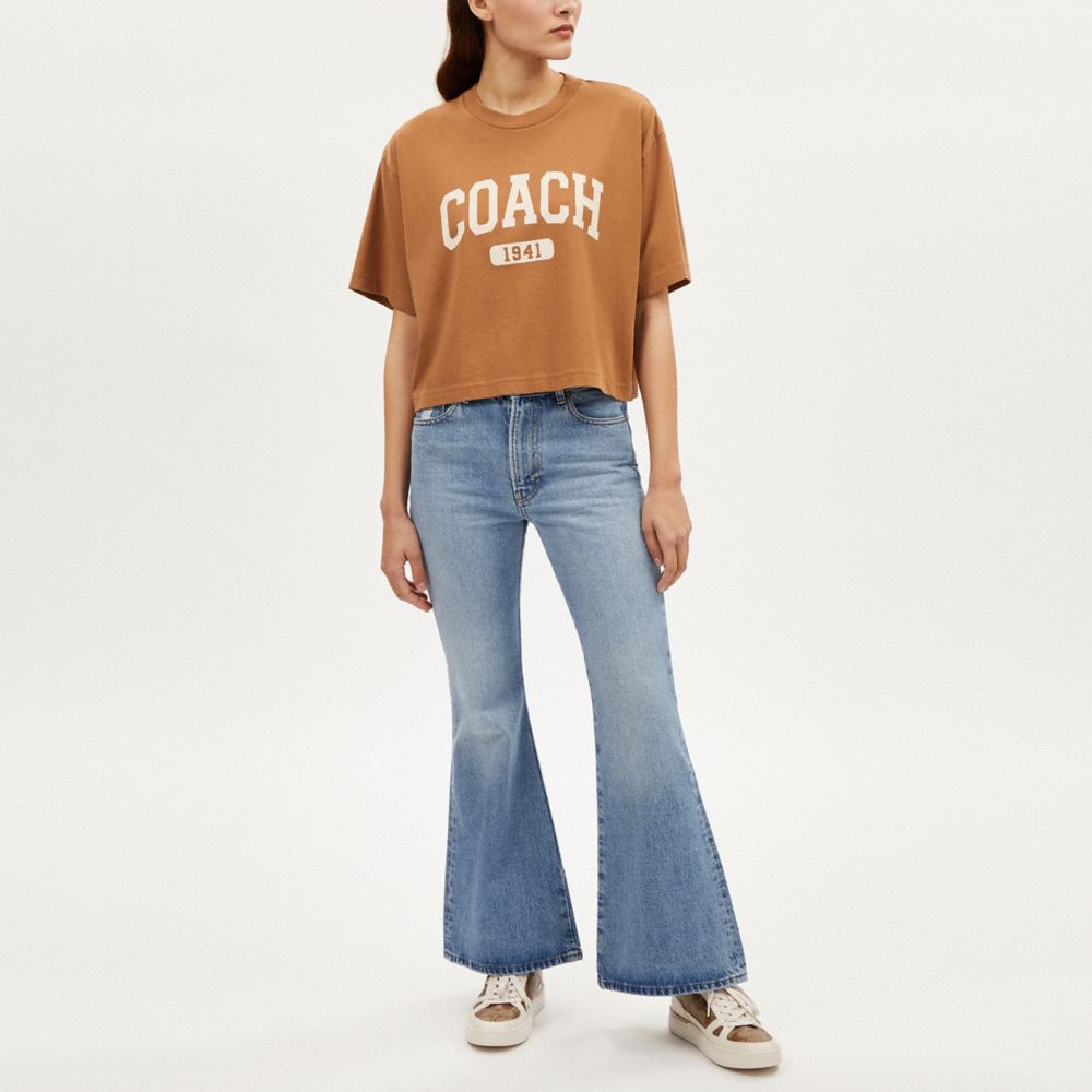 COACH®,ヴァーシティ クロップド Tシャツ,トップス&ワンピース,ﾗｲﾄ ｻﾄﾞﾙ