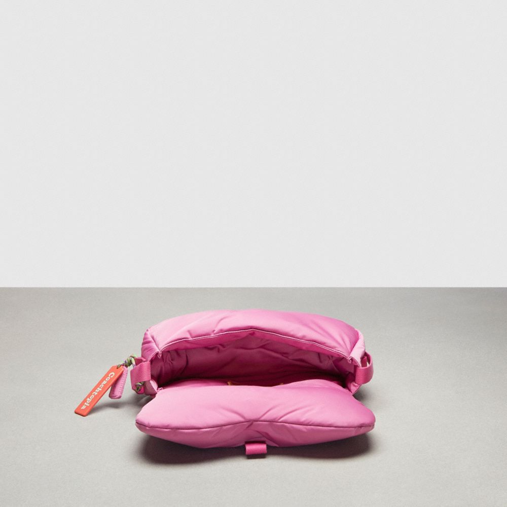 COACH®,Sac gonflé Wavy Dinky à boucle Coachtopia,Polyester recyclé,Coachtopia Loop,Magenta vif,Inside View,Top View