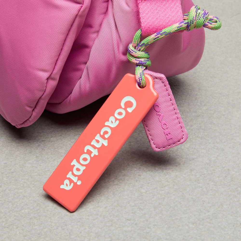 COACH®,Sac gonflé Wavy Dinky à boucle Coachtopia,Polyester recyclé,Coachtopia Loop,Magenta vif,Group View