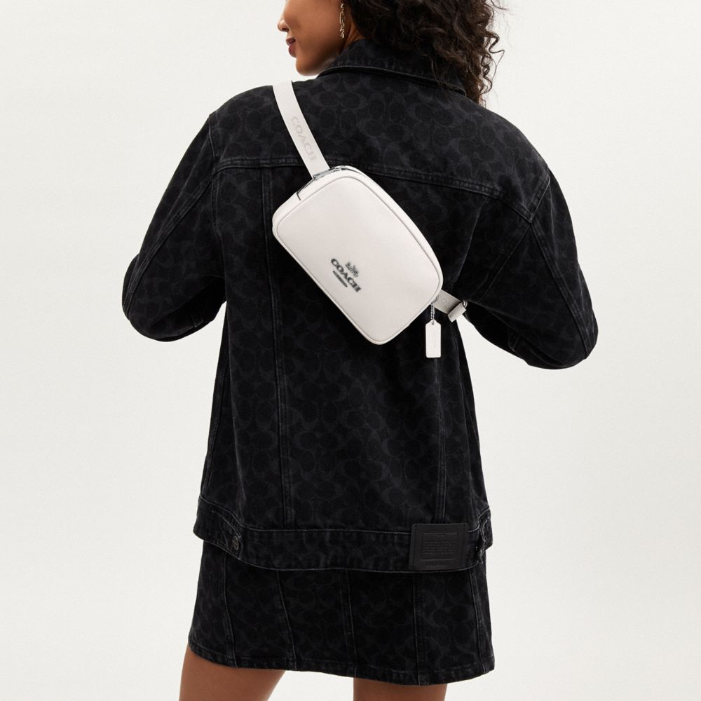 COACH®,SAC CEINTURE PACE,Cuir lisse,Argent / Craie,Detail View