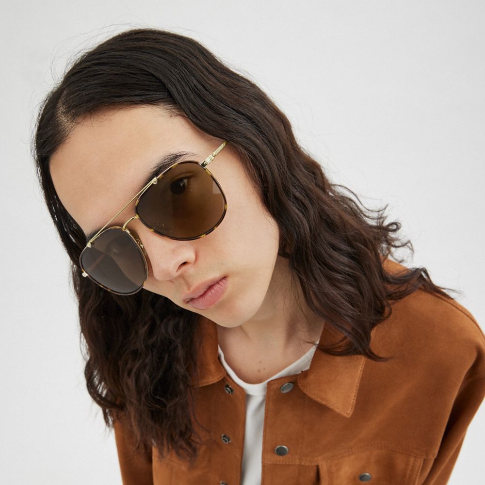 COACH®,LUNETTES DE SOLEIL PILOTES EN MÉTAL WINDSOR,Brun sombre,Angle View