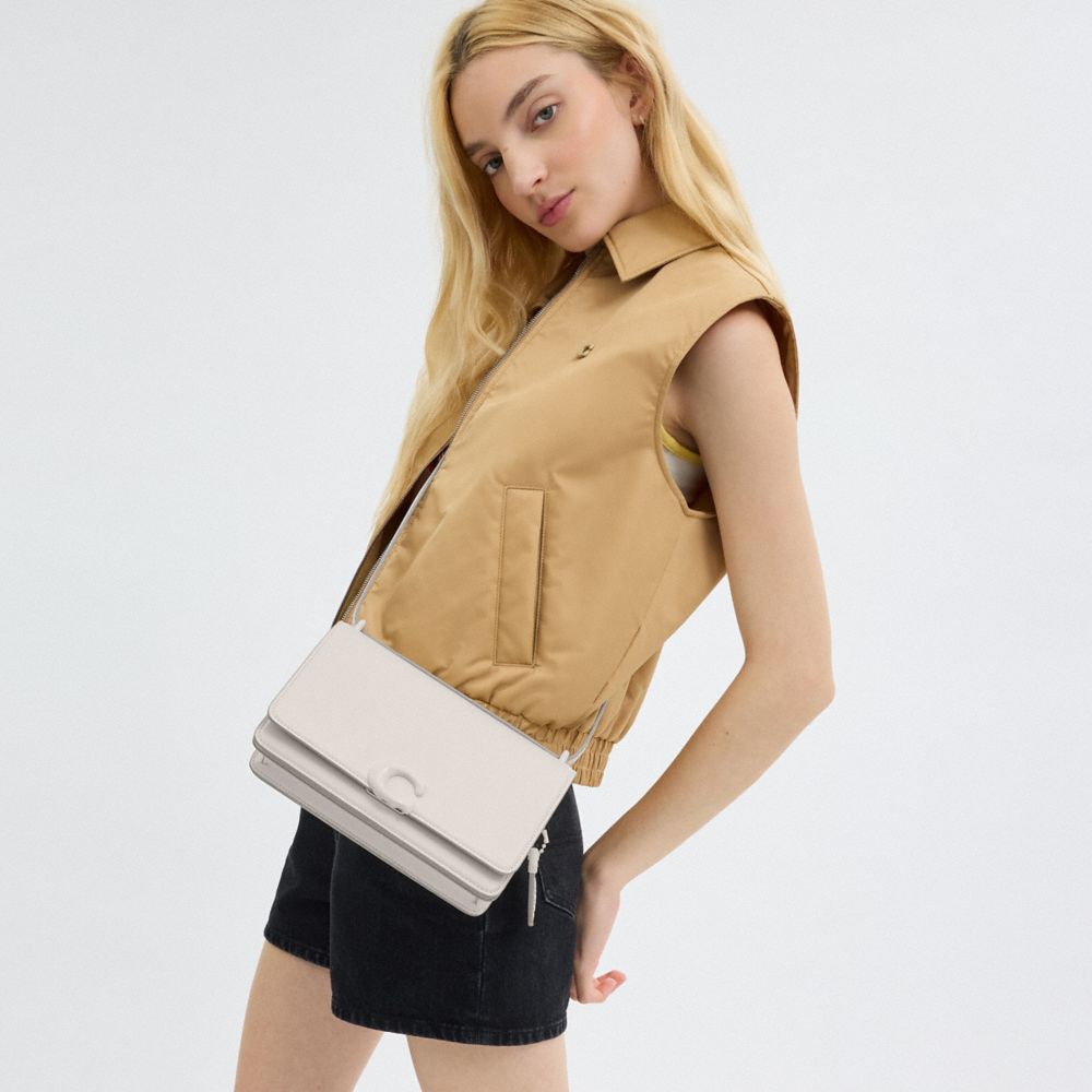 COACH®,PORTÉ-ÉPAULE BANDIT,Cuir de veau raffiné,Argent/Craie