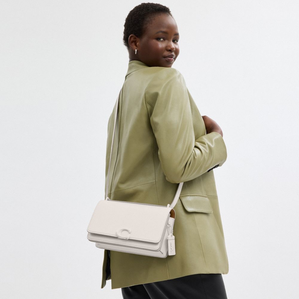 COACH®,PORTÉ-ÉPAULE BANDIT,Cuir de veau raffiné,Argent/Craie