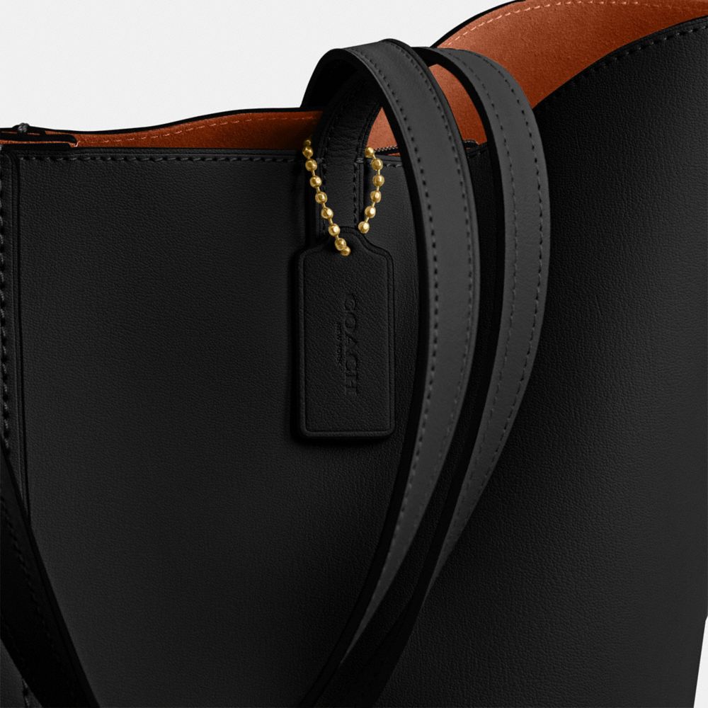 COACH North Tote Bag 32