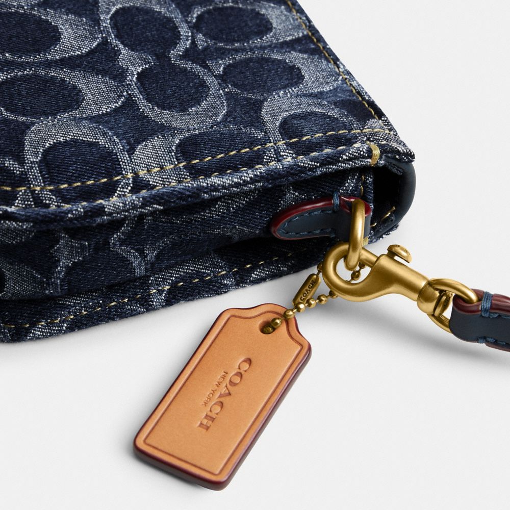 COACH®,PORTÉ-ÉPAULE PENN EN DENIM SIGNATURE,Denim,Laiton/Bleu,Closer View