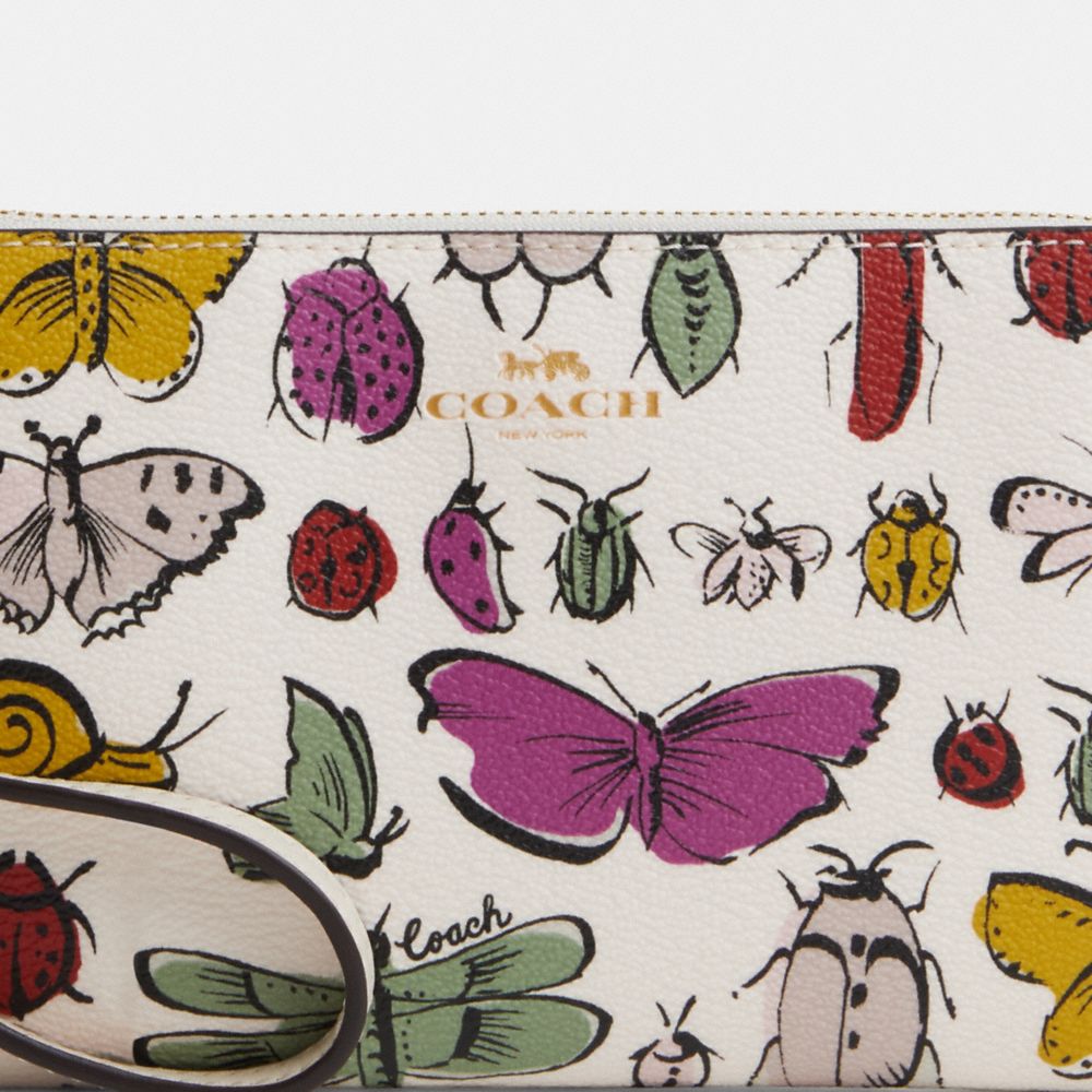 COACH®,WRISTLET À ZIP EN COIN AVEC IMPRIMÉ DE CRÉATURES,Accessoires de fantaisie imprimé,Or/Craie Multi