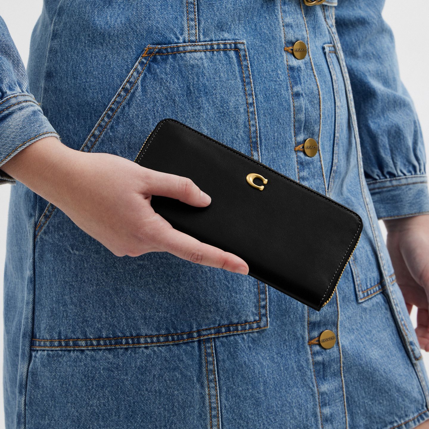 Женский кошелёк Coach Essential Slim Accordion Zip Wallet, цвет: Латунный / Чёрный — фото 4
