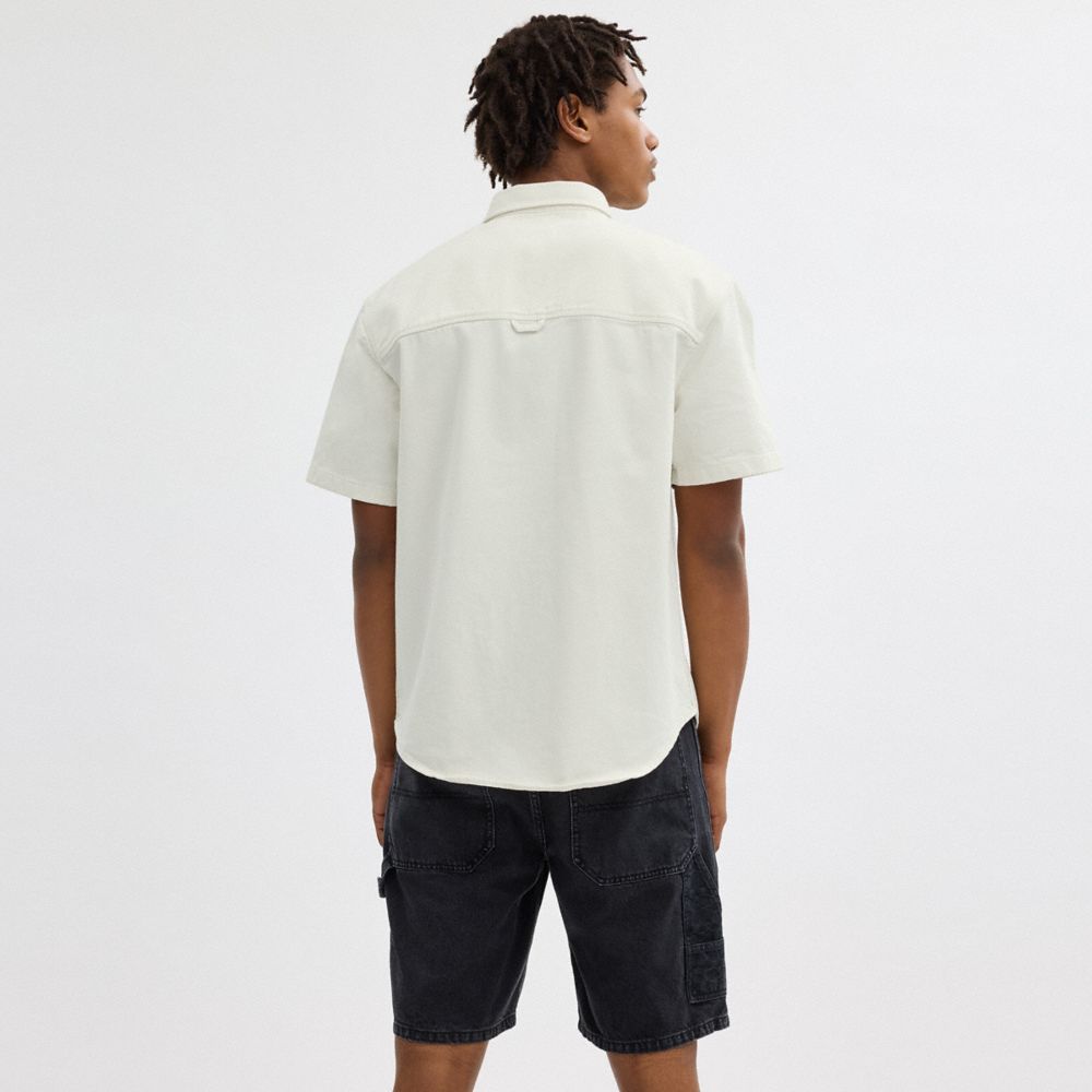 COACH®,CHEMISE EN DENIM À MANCHES COURTES EN COTON BIOLOGIQUE,Coton biologique,Blanc,Scale View