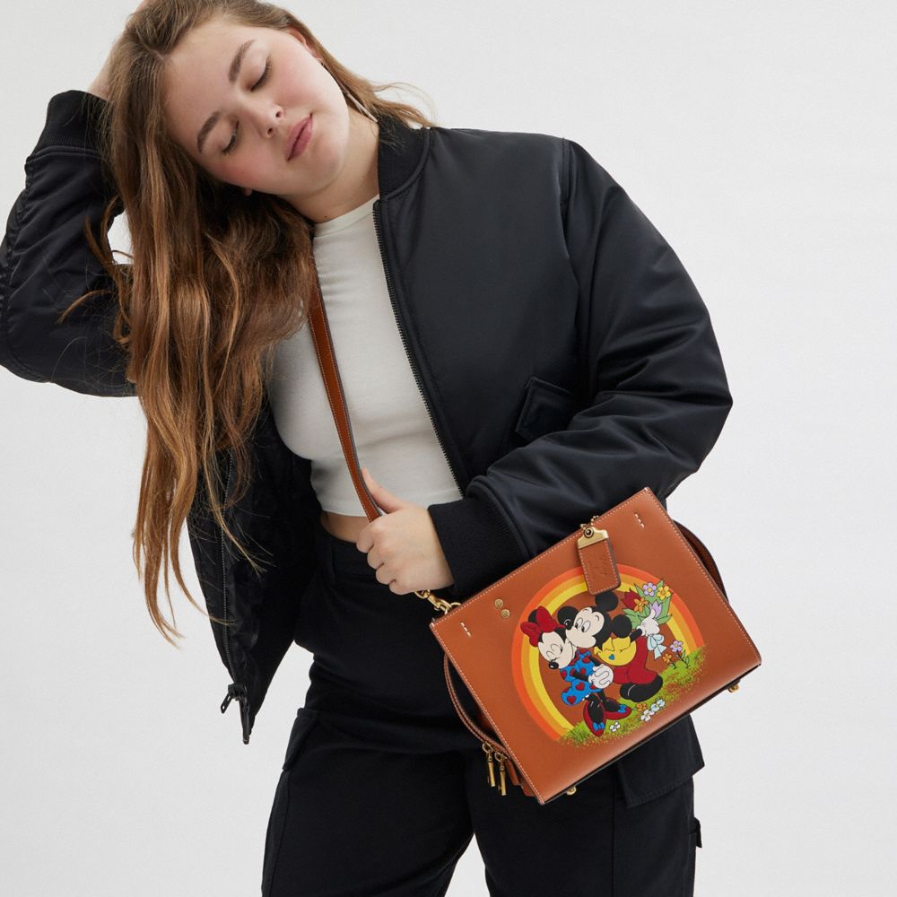 COACH®,ROGUE 25 DISNEY X COACH AVEC MICKEY MOUSE ET MINNIE MOUSE,Cuir tanné,Laiton/Ambre polie multi