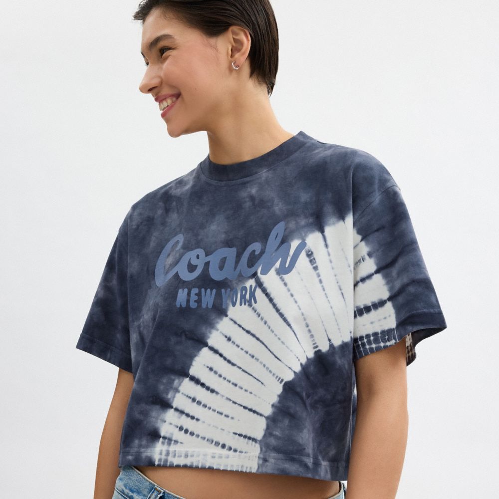 COACH®,T-SHIRT COURT EN COTON BIOLOGIQUE TEINT SUR NŒUDS AVEC SIGNATURE CURSIVE,Coton biologique,Marine multi,Detail View