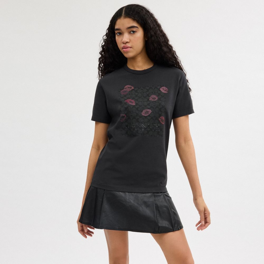 COACH®,SIGNATURE SQUARE KISS PRINT T-SHIRT IN ORGANIC COTTON,Charcoal Multi,Scale View
