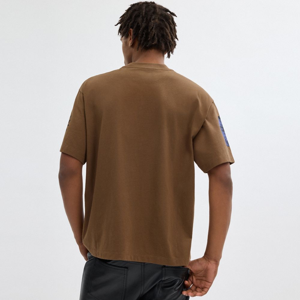 COACH®,T-SHIRT DÉCONTRACTÉ GRAPHIQUE EN COTON BIOLOGIQUE,Coton biologique,Marron,Scale View