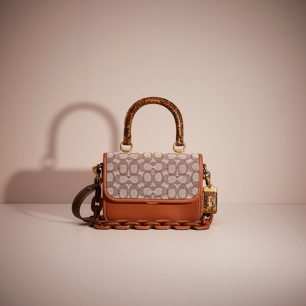 COACH®,【RESTORED】ローグ トップ ハンドル・シグネチャー ジャカード・スネークスキン ディテール,ﾌﾞﾗｽ/ｺｺｱ ﾊﾞｰﾆｯｼｭﾄﾞ ｱﾝﾊﾞｰ ﾏﾙﾁ