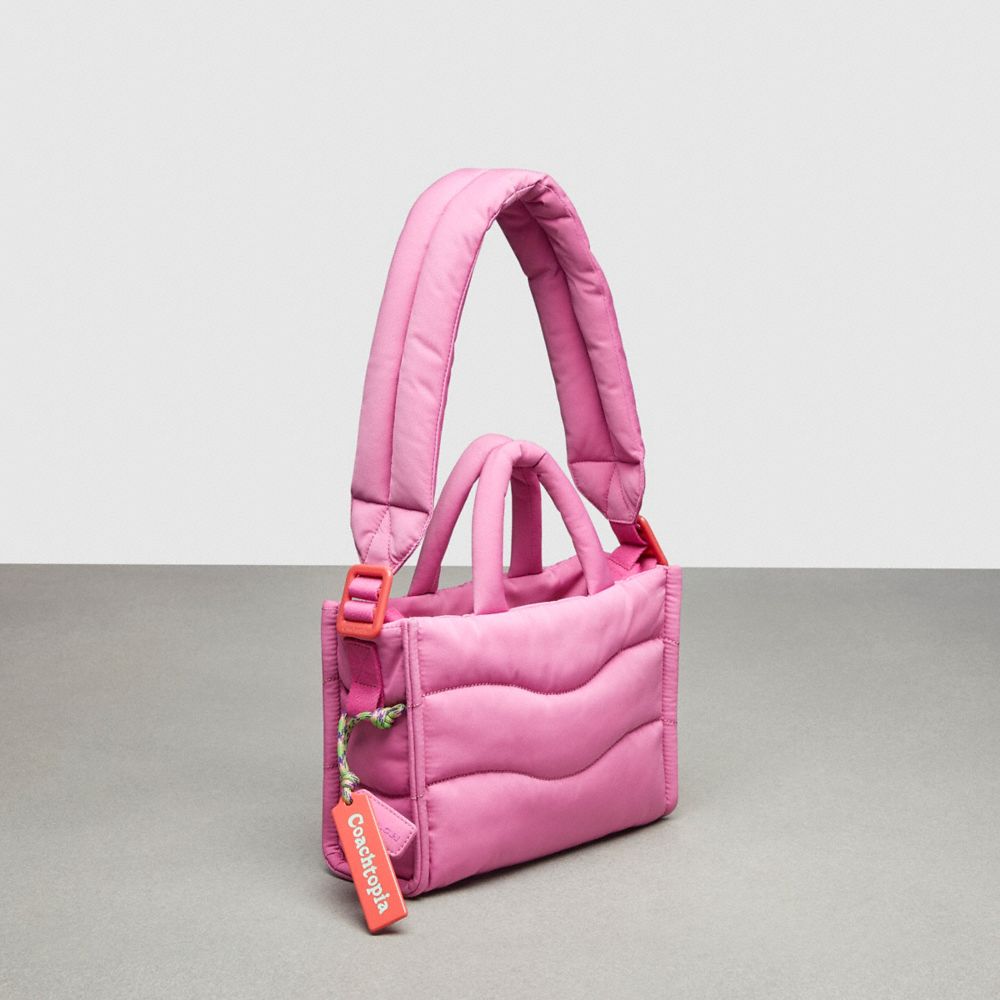 COACH®,Mini cabas gonflé Coachtopia Loop,Polyester recyclé,Coachtopia Loop,Magenta vif,Angle View