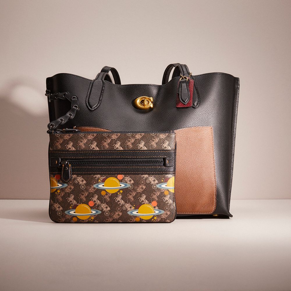 COACH®,Cuir galet poli,Laiton/Noir,Angle View