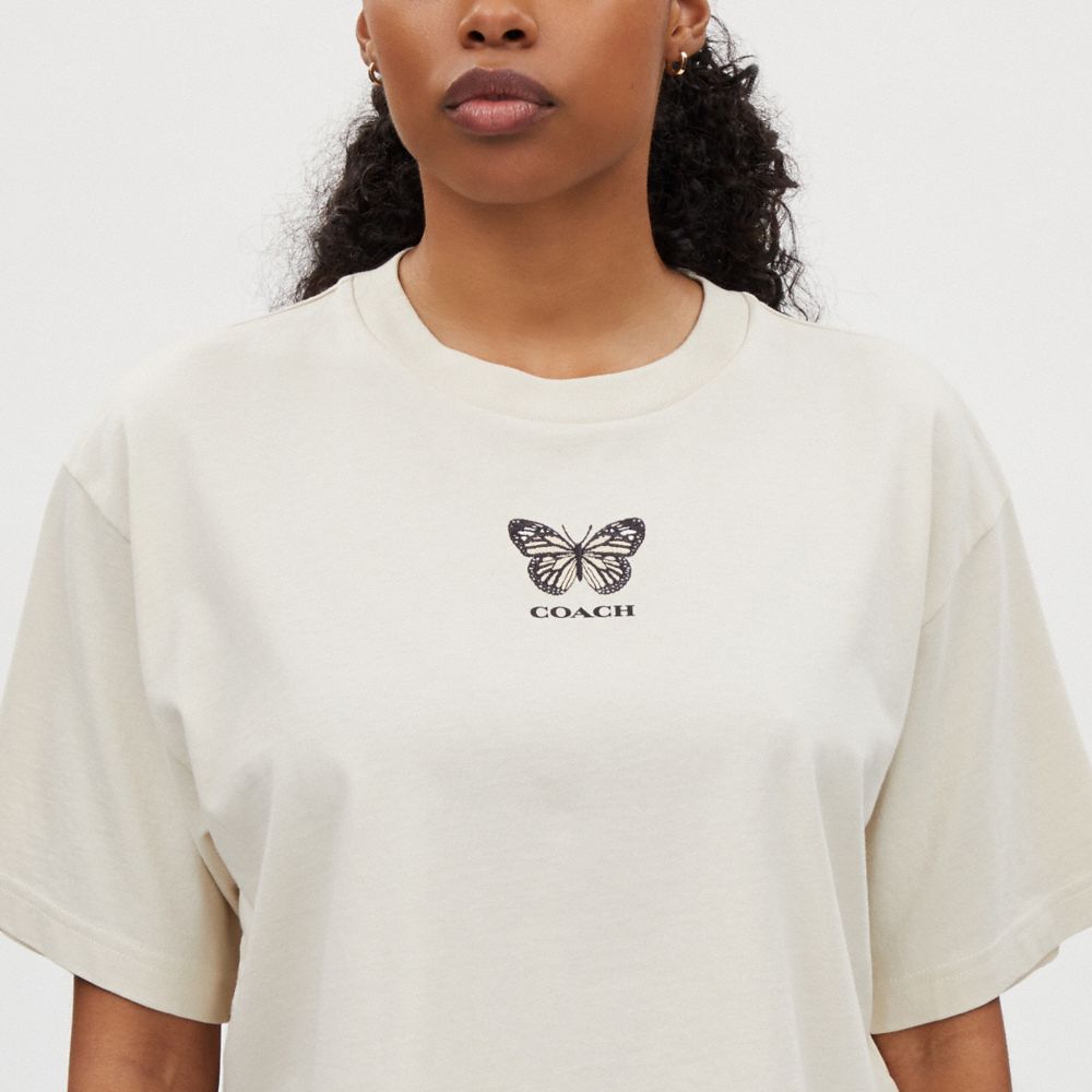公式】COACH – コーチトピア™ | バタフライ クロップド Tシャツ 公式】COACH – コーチトピア™ | バタフライ クロップド Tシャツ