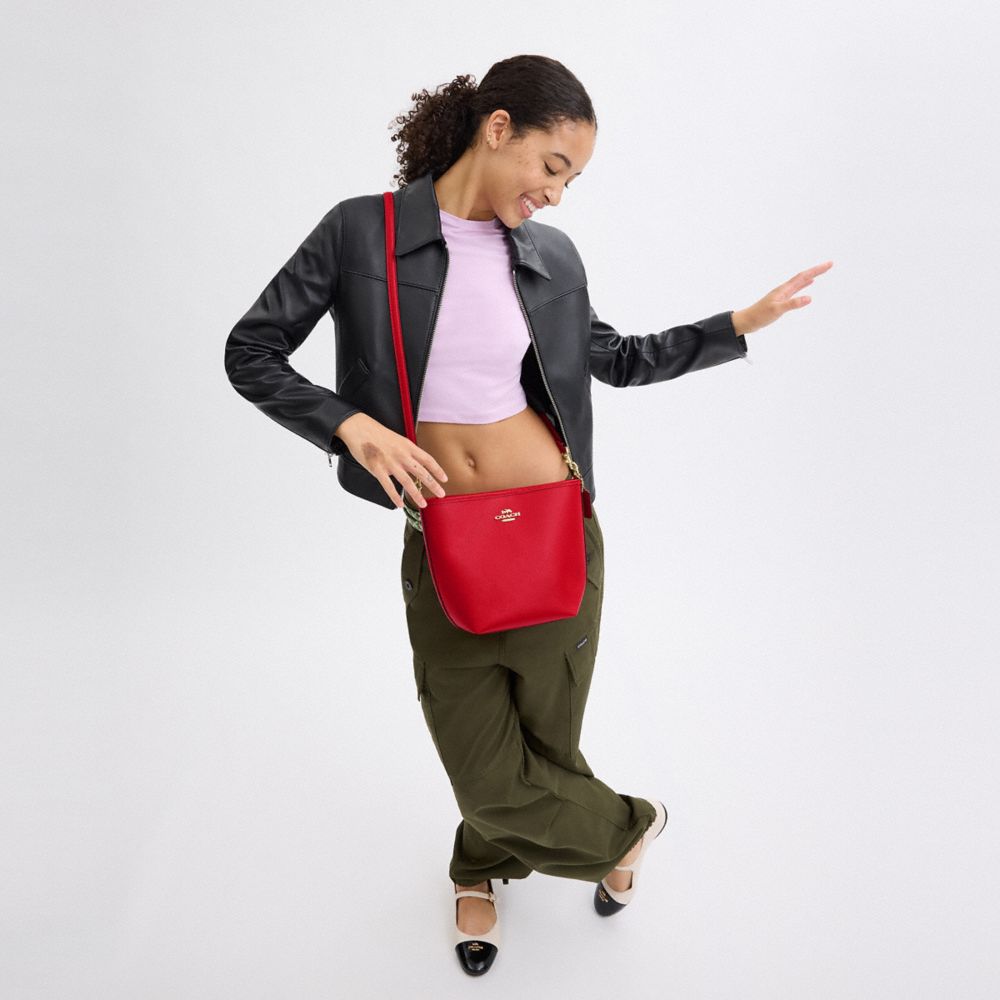 COACH®,SAC SEAU CITY,Cuir galet,Or/rouge vif,Detail View