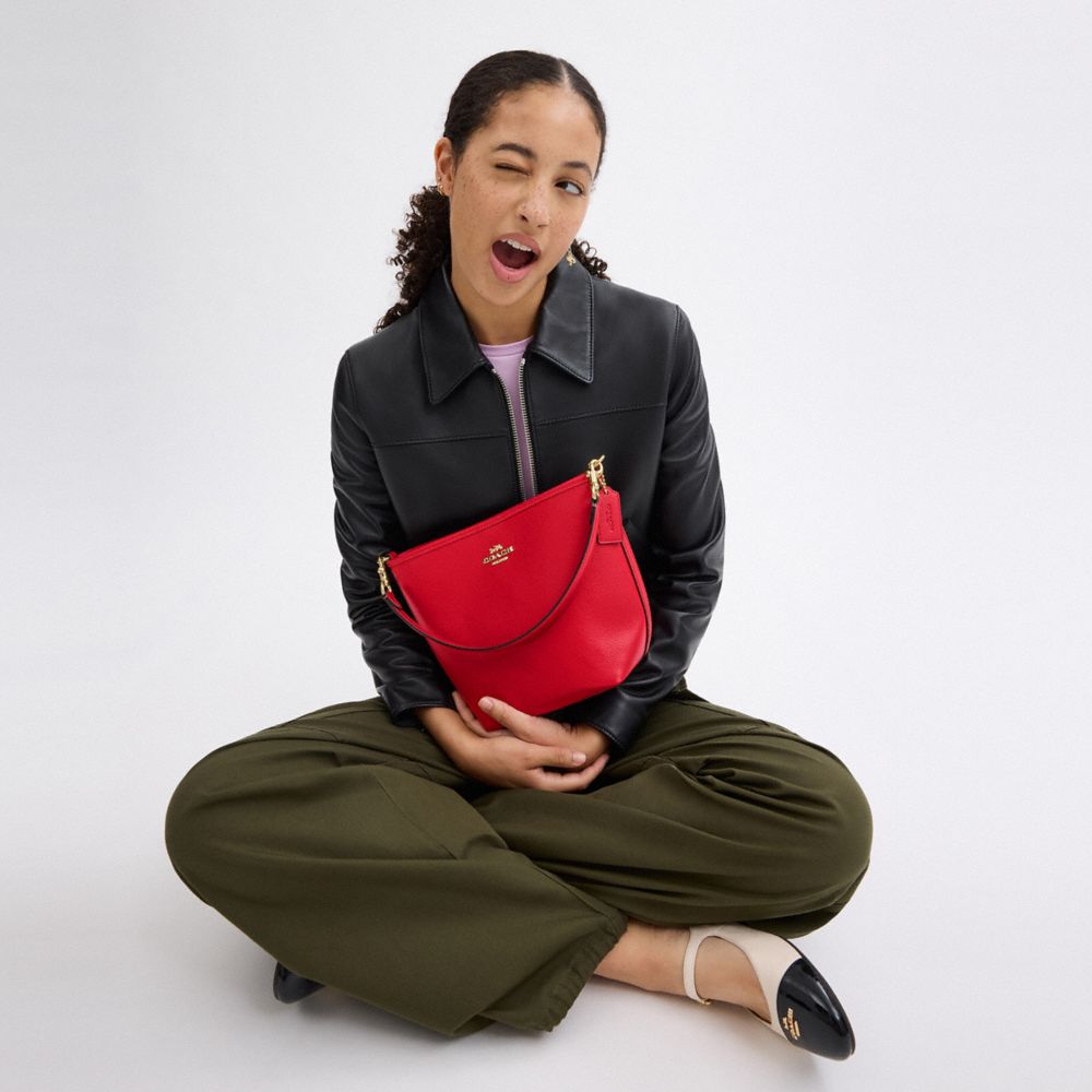 COACH®,SAC SEAU CITY,Cuir galet,Or/rouge vif,Detail View