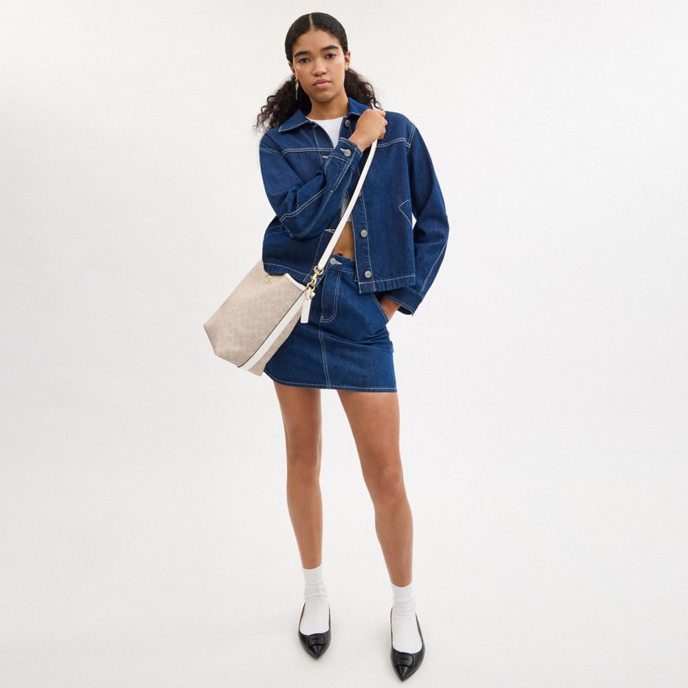 COACH®,GRAND SAC SEAU CITY EN TOILE SIGNATURE,Toile exclusive,Or/Sable/Craie,Detail View