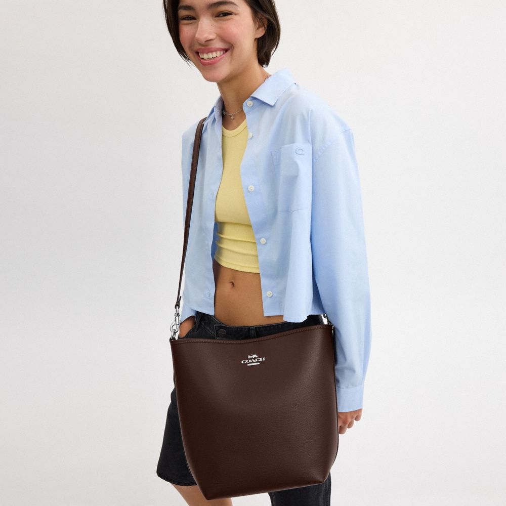 COACH®,GRAND SAC SEAU CITY,Cuir galet,Argent/Érable,Detail View