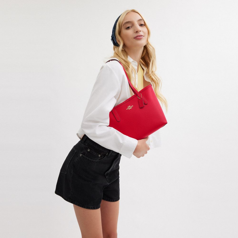 COACH®,PETIT SAC CABAS CITY,Cuir galet,Or/Rouge audacieux,Detail View