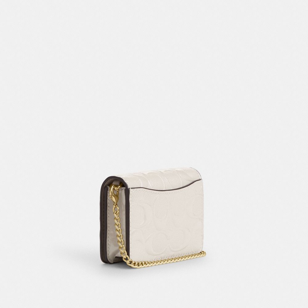 COACH®,MINI-PORTEFEUILLE EN CUIR SIGNATURE SUR CHAÎNE,Cuir innovant,Or/Craie,Angle View