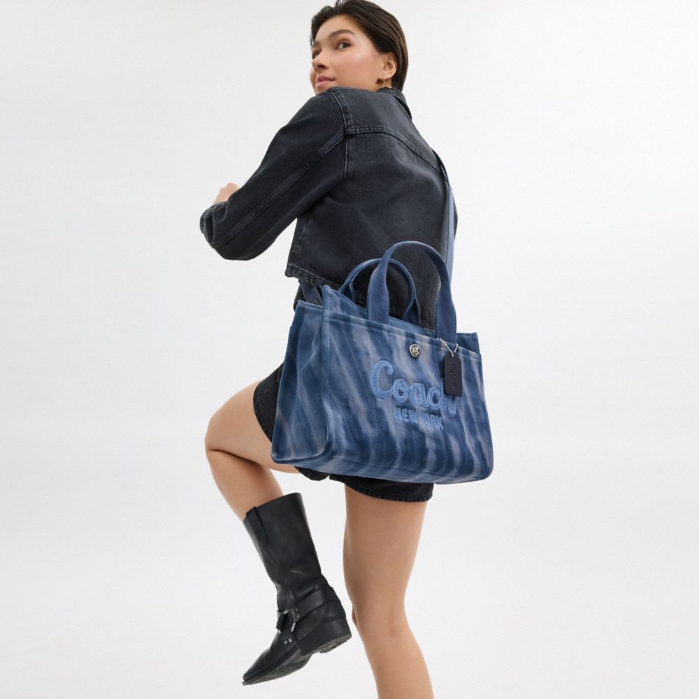 COACH®,CABAS CARGO AVEC IMPRIMÉ TEINT SUR NŒUDS,Argent/Bleu marine minuit