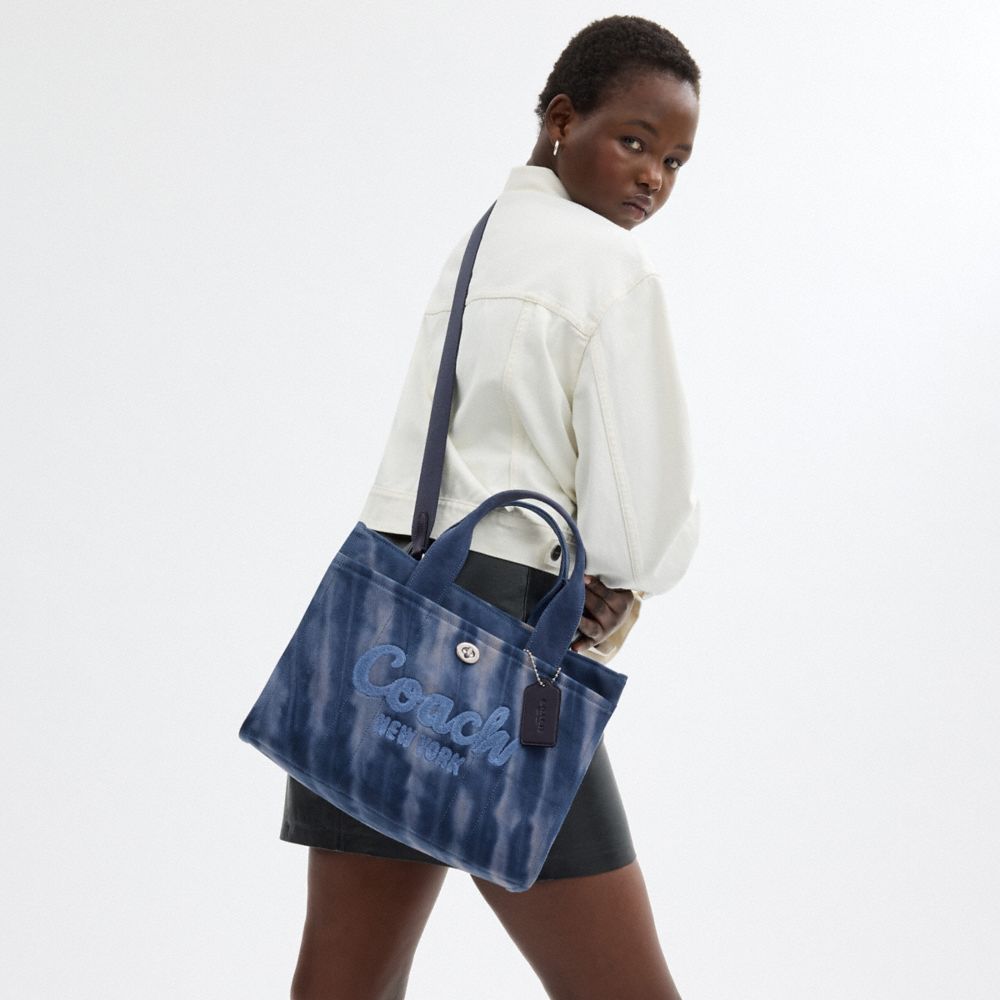 COACH®,CABAS CARGO AVEC IMPRIMÉ TEINT SUR NŒUDS,Argent/Bleu marine minuit