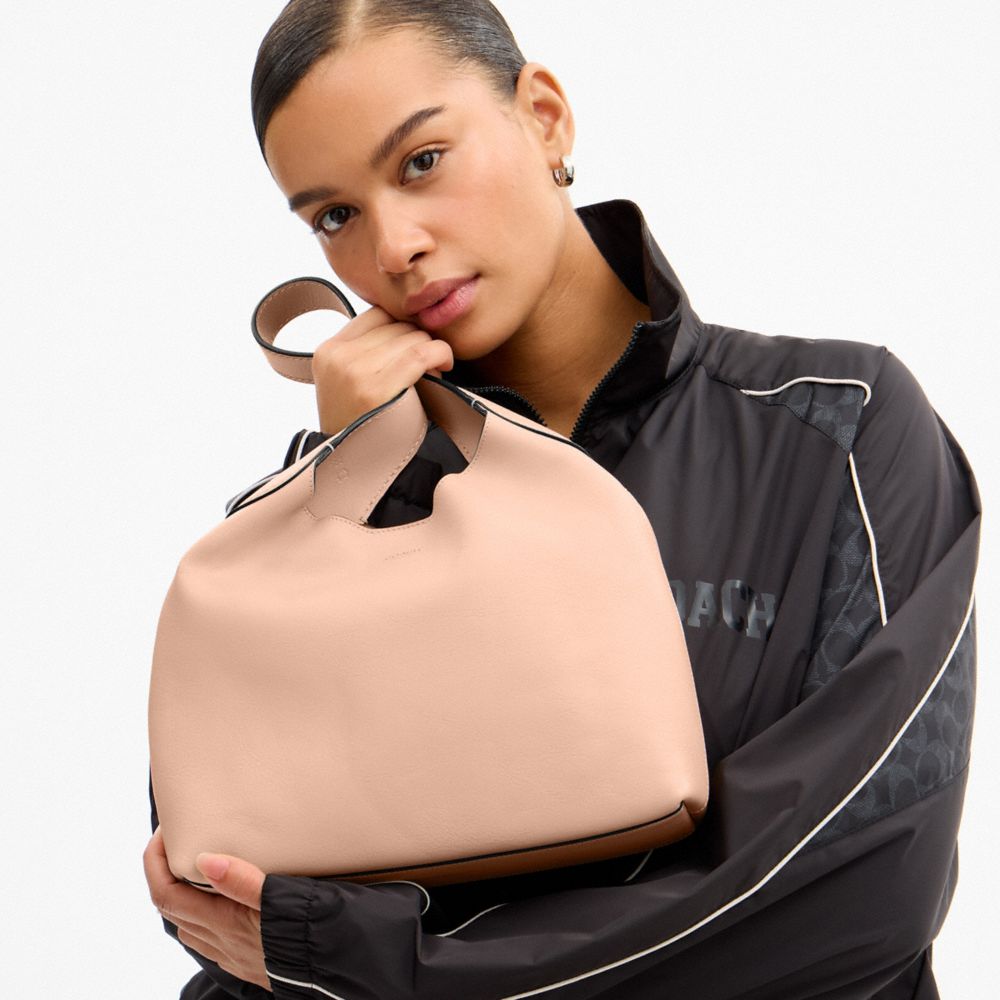 COACH®,SAC ÉPAULE BROOKLYN 28,Cuir grainé naturel,Laiton/Crème,Detail View