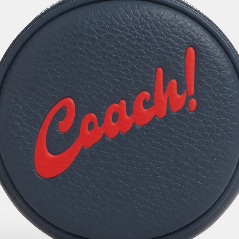 COACH®,ÉTUI-MONNAIE ROND AVEC GRAPHIQUE COACH,Cuir,Sv/Denim/Rouge