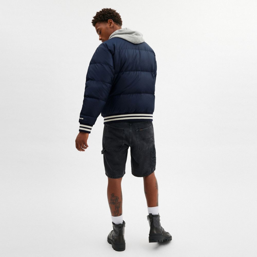COACH®,DOUDOUNE VARSITY EN POLYESTER RECYCLÉ,Bleu marine,Scale View