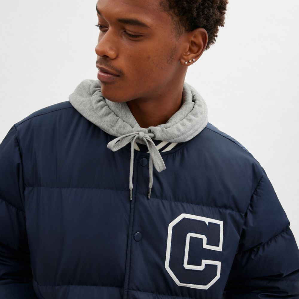 COACH®,DOUDOUNE VARSITY EN POLYESTER RECYCLÉ,Bleu marine,Detail View