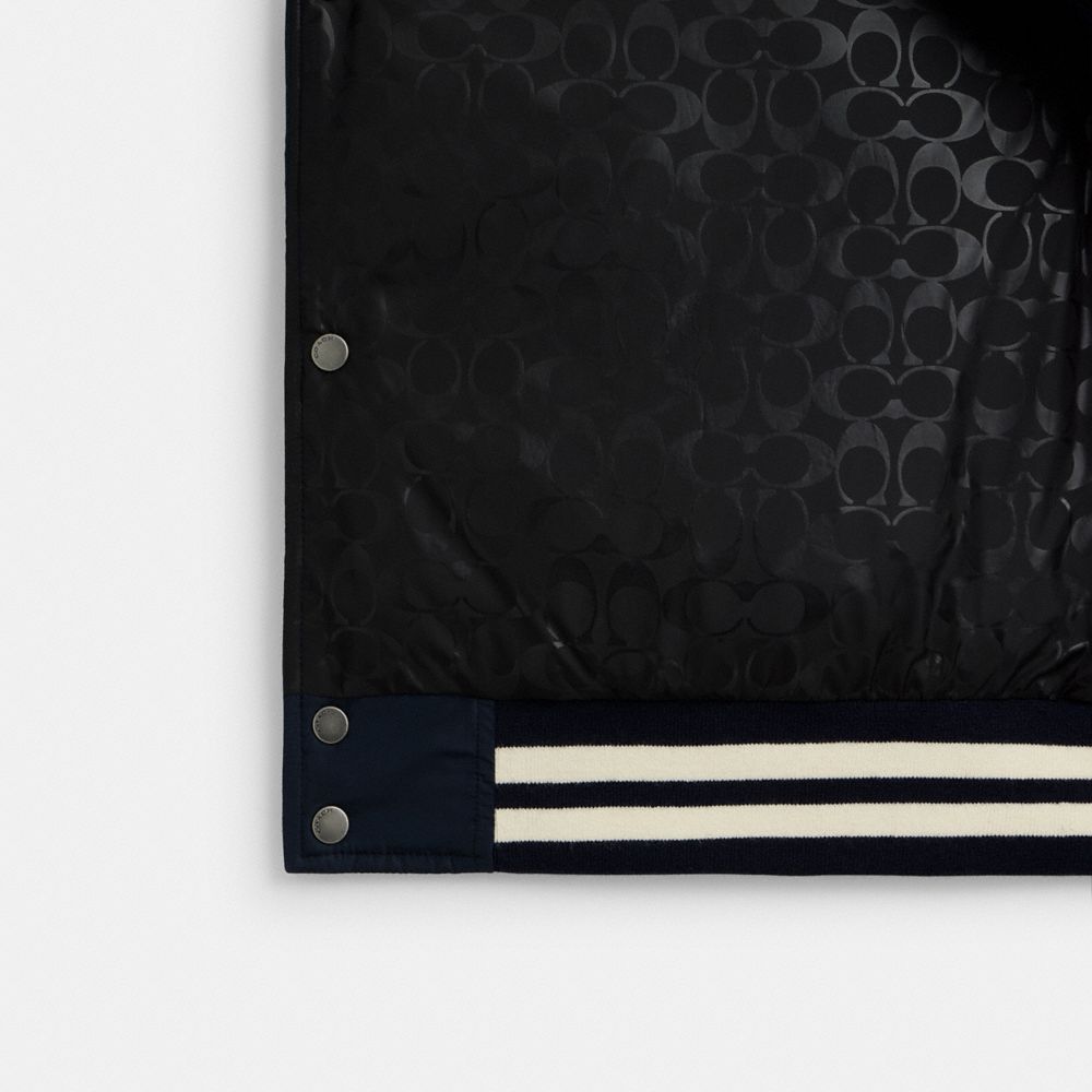 COACH®,DOUDOUNE VARSITY EN POLYESTER RECYCLÉ,Bleu marine,Inside View,Top View