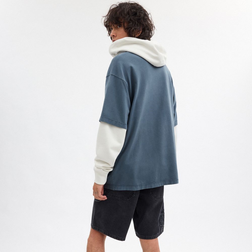 COACH®,T-SHIRT TEINT EN PLONGÉE EN COTON BIOLOGIQUE,Bleu marine,Scale View