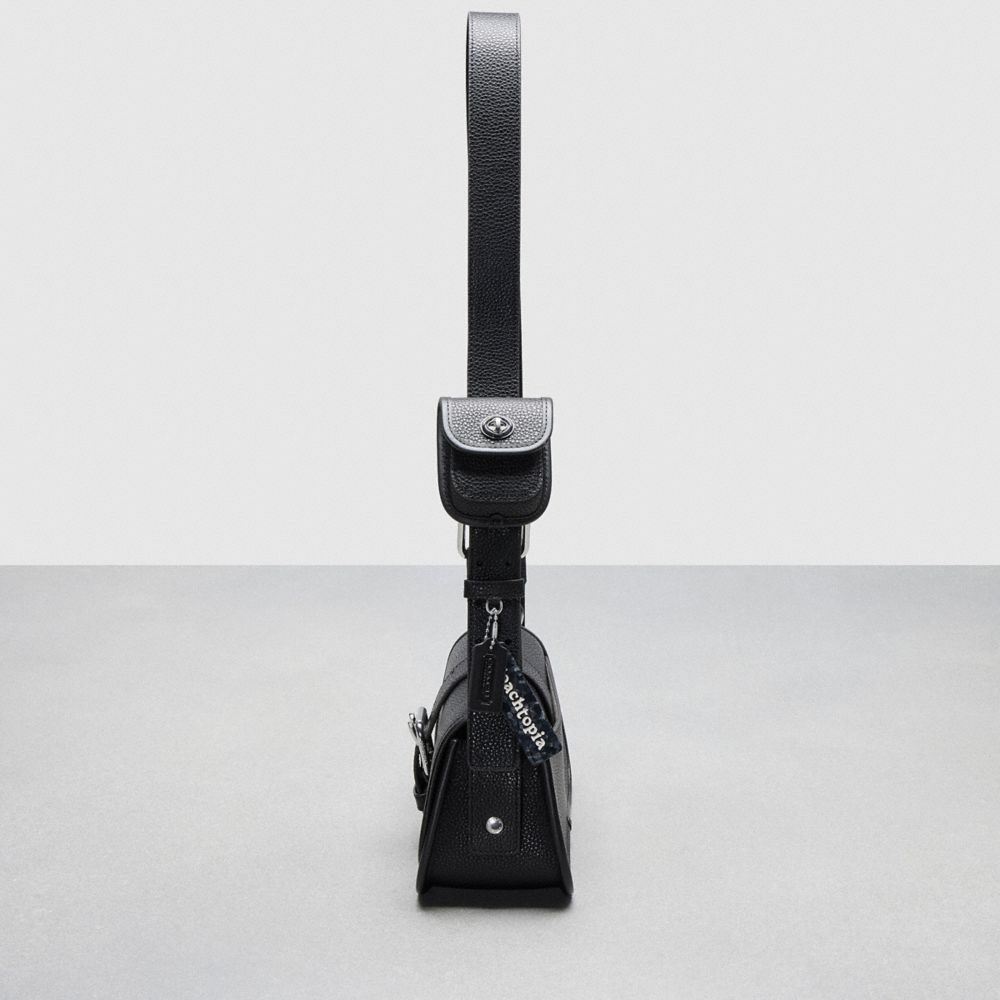 COACH®,Sac baguette cargo à motif ondulé Dinky en cuir Coachtopia maroquiné,Cuir Coachtopia,Noir,Angle View