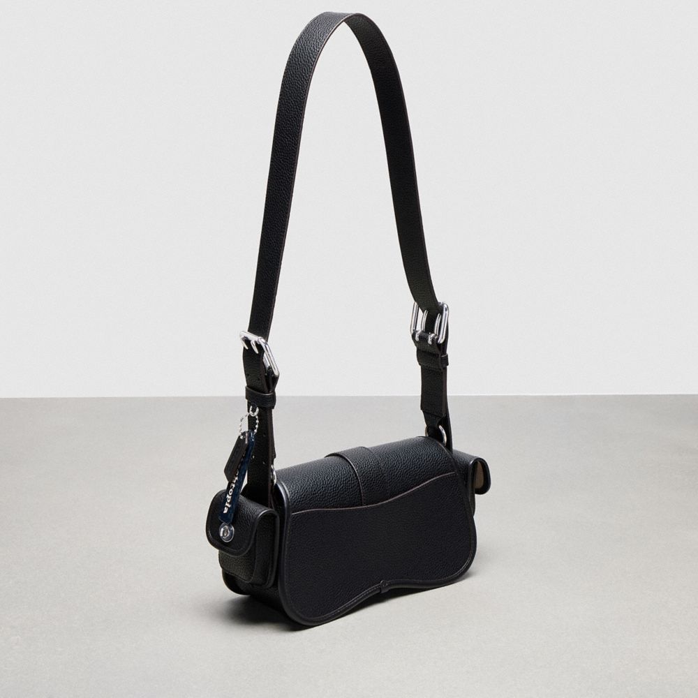 COACH®,Sac baguette cargo à motif ondulé Dinky en cuir Coachtopia maroquiné,Cuir Coachtopia,Noir,Angle View