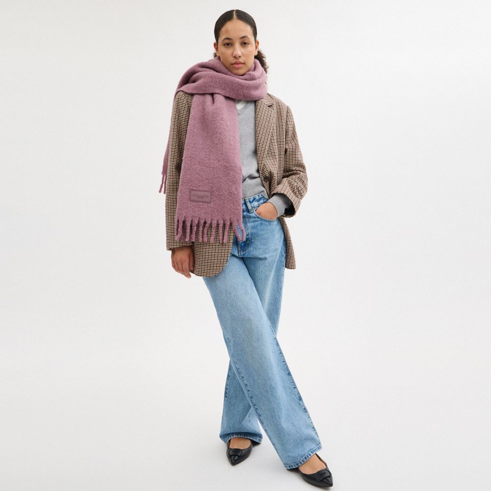 COACH®,CACHE-COL AVEC PIÈCE ÉCUSSON EN CAOUTCHOUC,Jasmine,Detail View