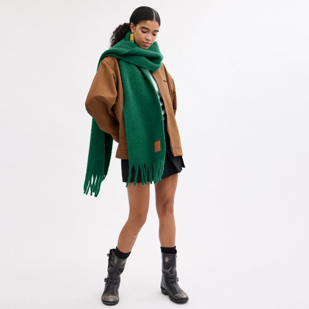 COACH®,CACHE-COL OVERSIZE AVEC PIÈCE ÉCUSSON EN CUIR,Lierre,Angle View