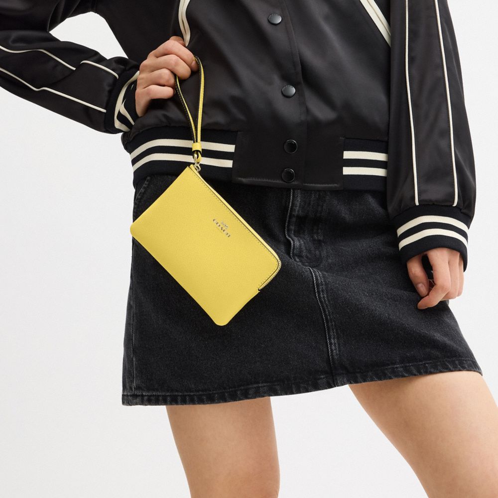 COACH®,WRISTLET À ZIP EN COIN,Cuir Cross-grain,Or/Jaune,Detail View