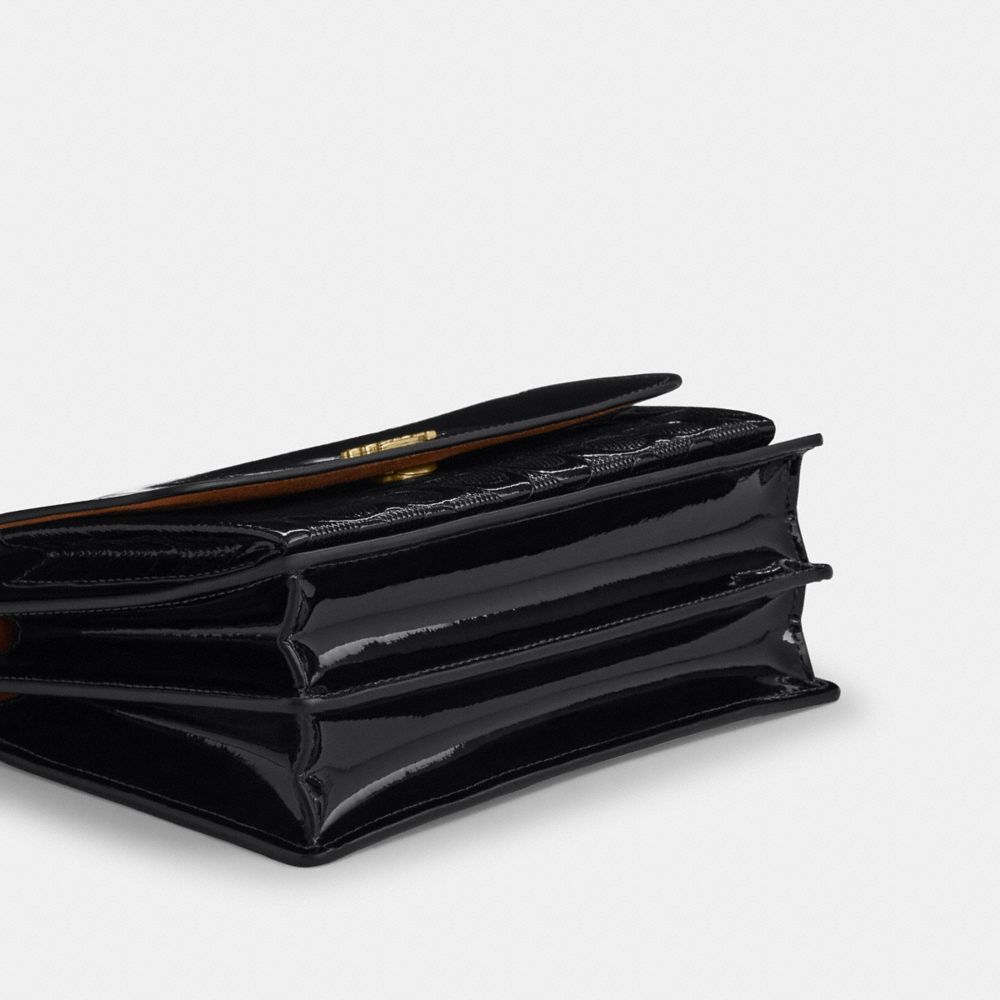 COACH®,PORTÉ-CROISÉ KLARE EN CUIR SIGNATURE,Cuir innovant,Or/Noir,Outsole View