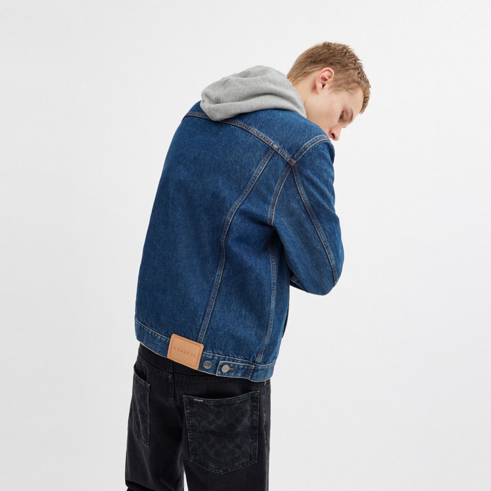 COACH®,VESTE TRUCKER EN DENIM,Lavage sombre,Scale View