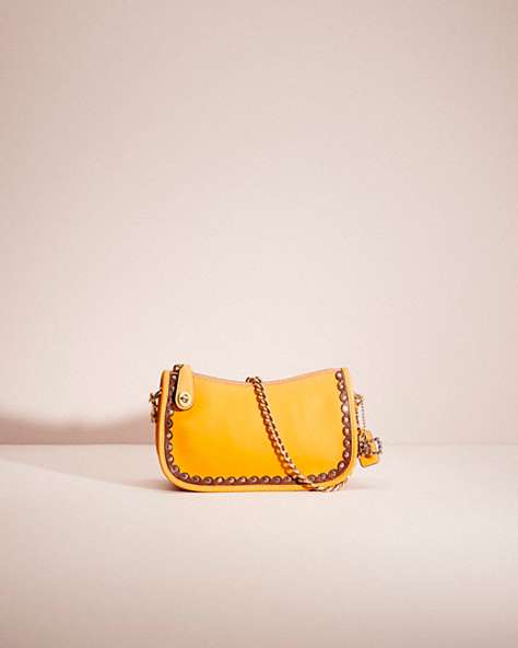 COACH®,UPCRAFTED SWINGER 20 IN ORIGINAL NATURAL LEATHER,Brass/Carrot,Front View