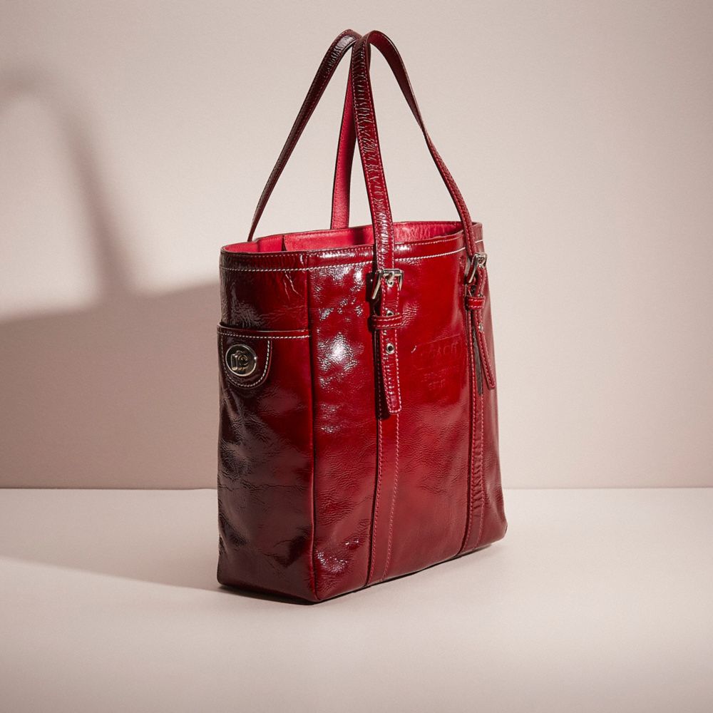 COACH®,Argent/Rouge,Angle View