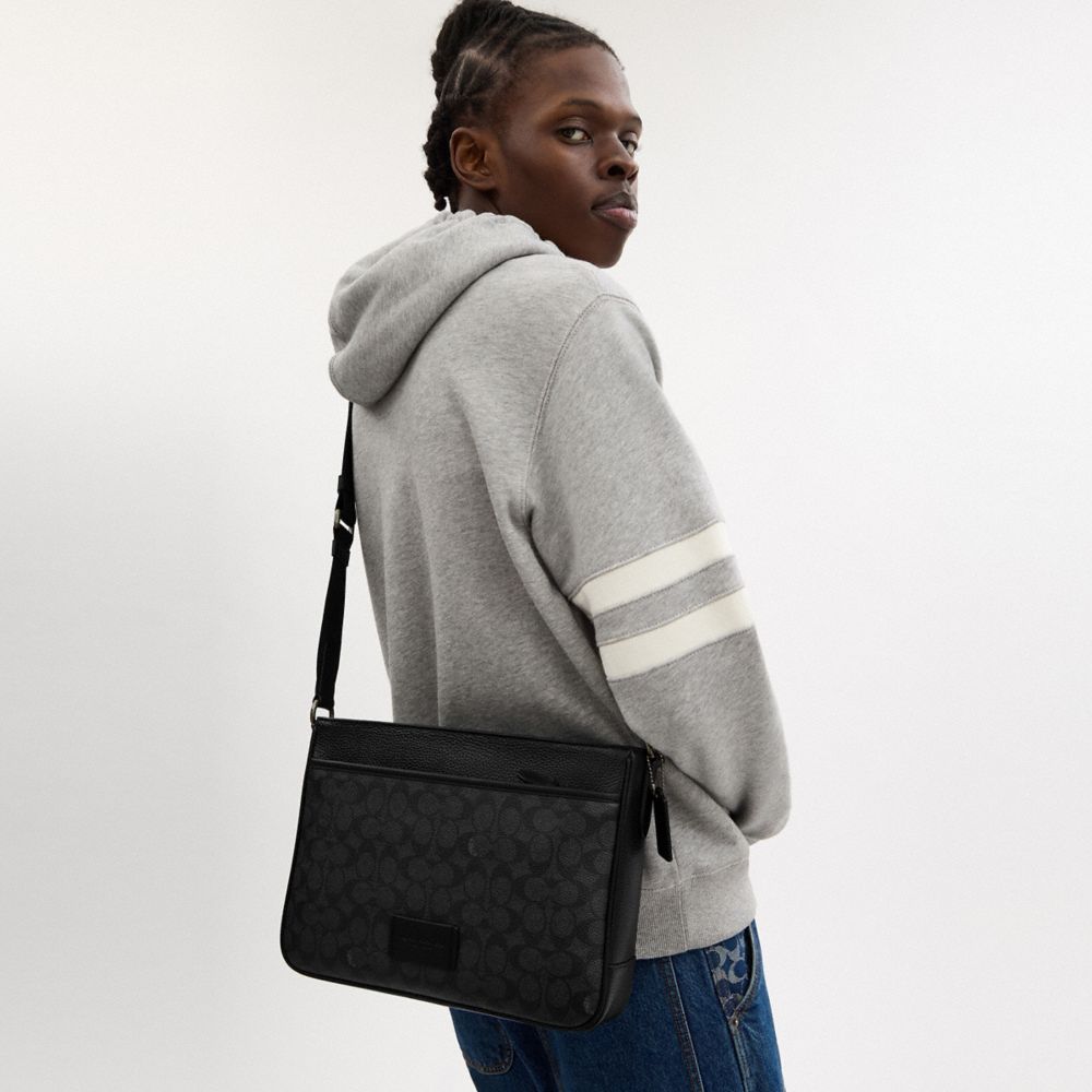 COACH®,PORTÉ-CROISÉ DISTRICT EN TOILE SIGNATURE,Tissu en toile exclusif,Bronze industriel/Anthracite/Noir,Detail View