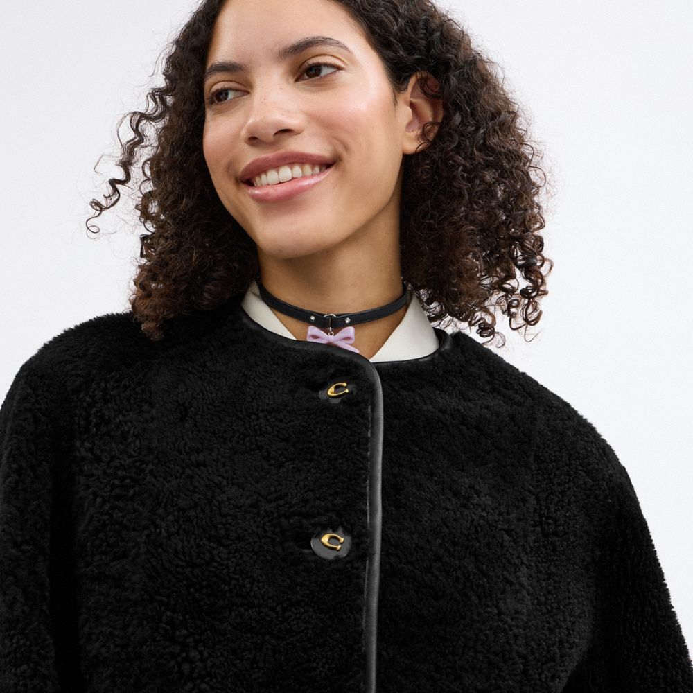 COACH®,MANTEAU EN MOUTON RETOURNÉ DUVETEUX,Noir,Detail View