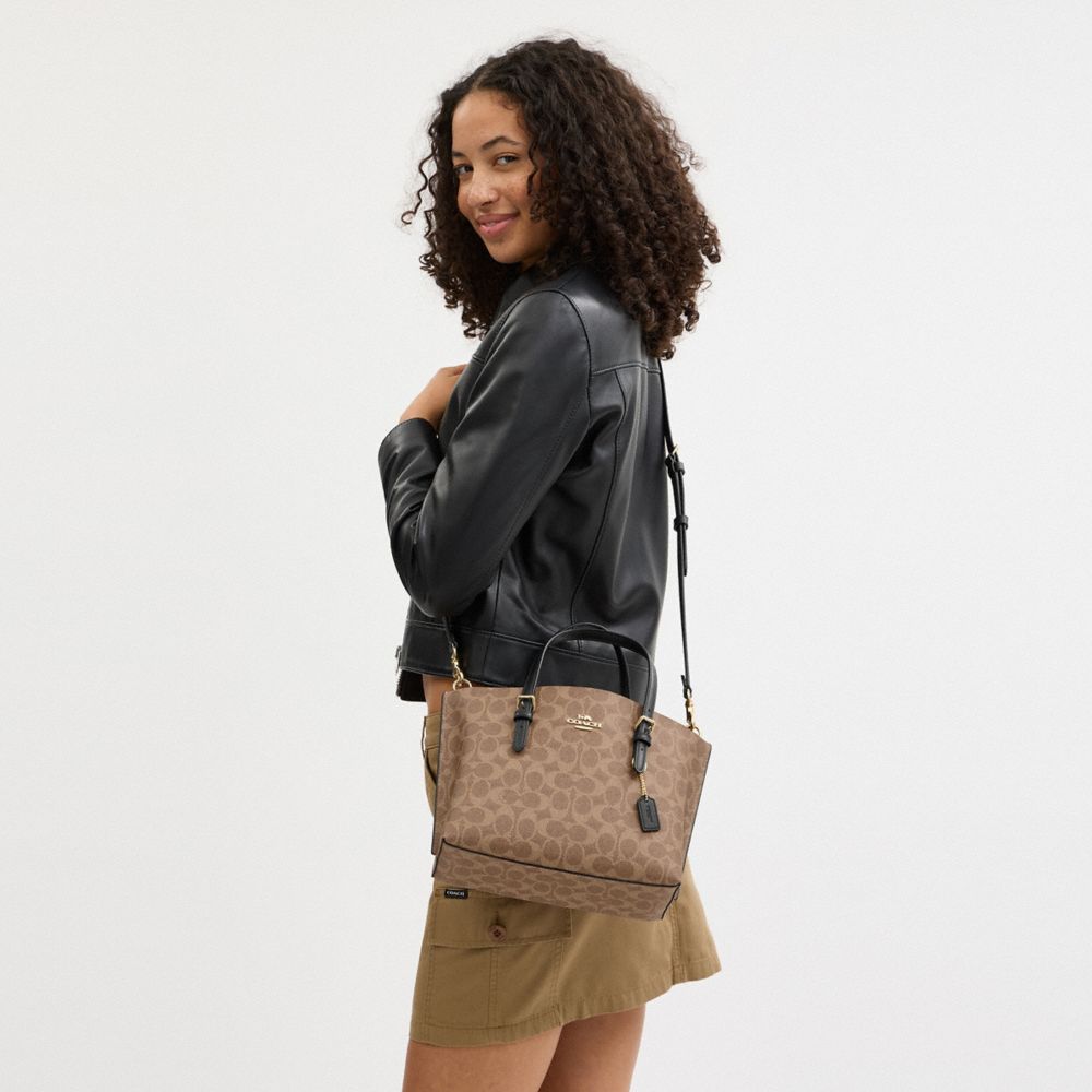 COACH®,CABAS MOLLIE 25 EN TOILE EXCLUSIVE,Tissu en toile exclusif,Or/Marron orangé/Noir,Detail View